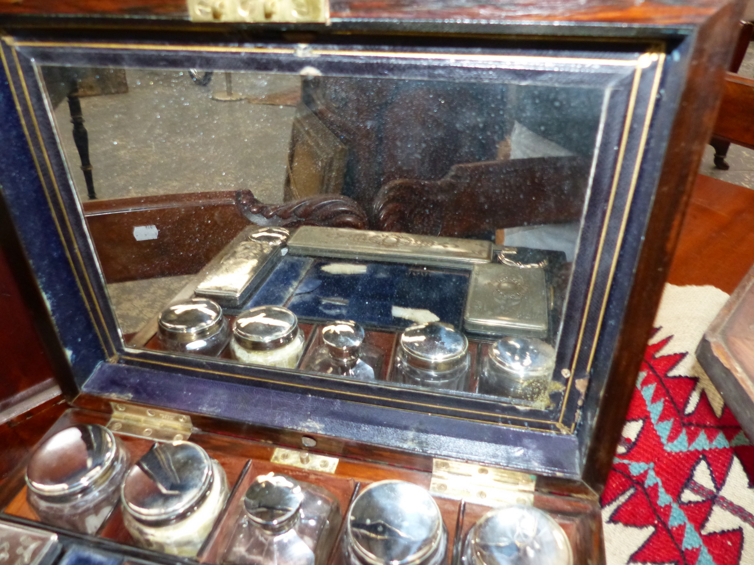 A WALNUT CASED SILVER ON COPPER FITTED DRESSING AND JEWELLERY BOX, A BLUE VELVET LINED LIFT OUT TRAY - Image 11 of 17