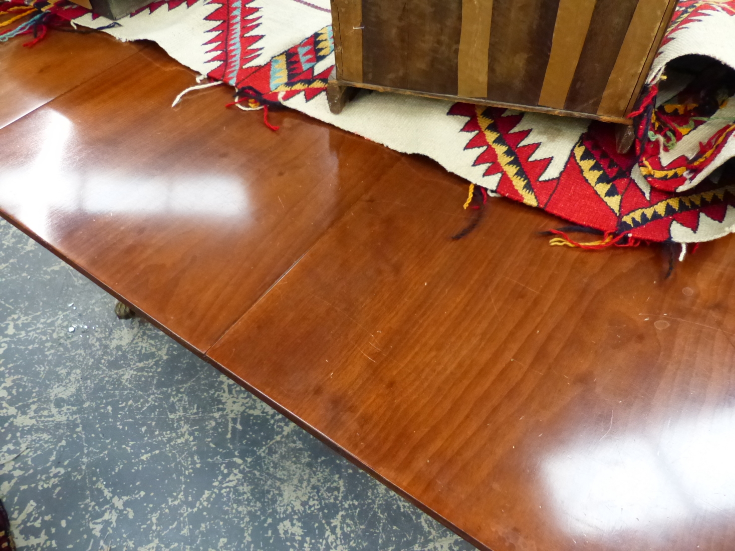 A GOOD ANTIQUE AND LATER MAHOGANY TWIN PEDESTAL DINING TABLE COMPLETE WITH ADDITIONAL LEAF. L.228 - Image 4 of 13