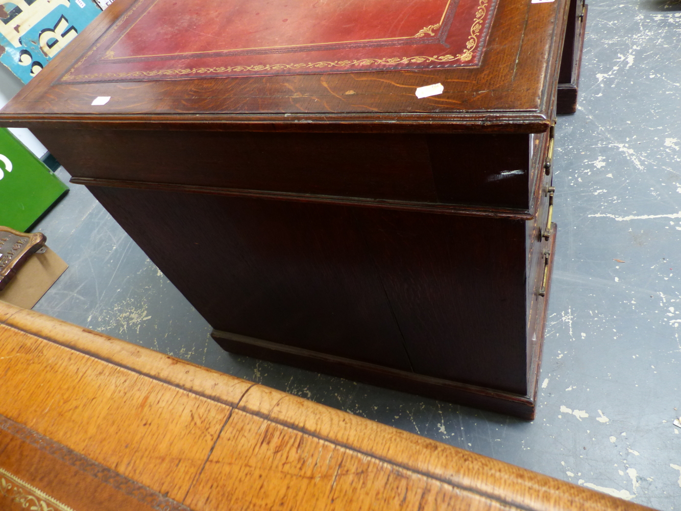 A VICTORIAN OAK TWIN PEDESTAL DESK WITH LEATHER INSET TOP. W.138 x D.75cms. - Image 2 of 10