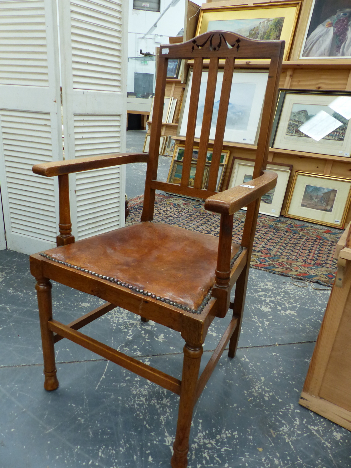 A SET OF SIX EARLY 20th.C.OAK DINING CHAIRS, INCLUDING TWO ARMCHAIRS WITH LEATHER SEAT PADS (6). - Image 2 of 8