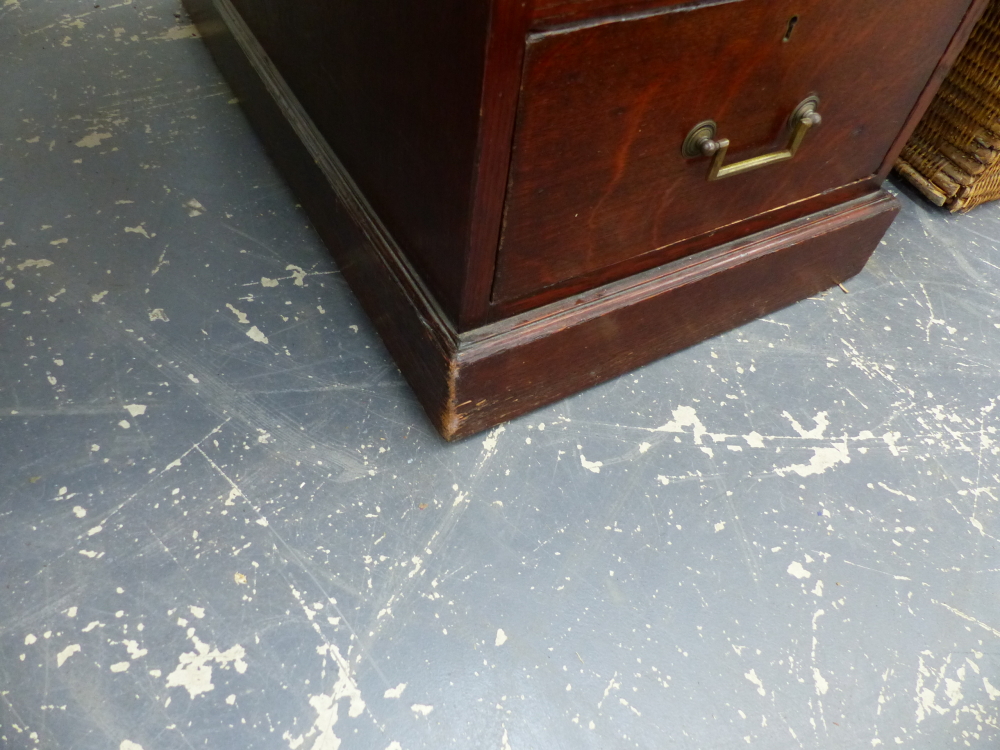 A VICTORIAN OAK TWIN PEDESTAL DESK WITH LEATHER INSET TOP. W.138 x D.75cms. - Image 8 of 10