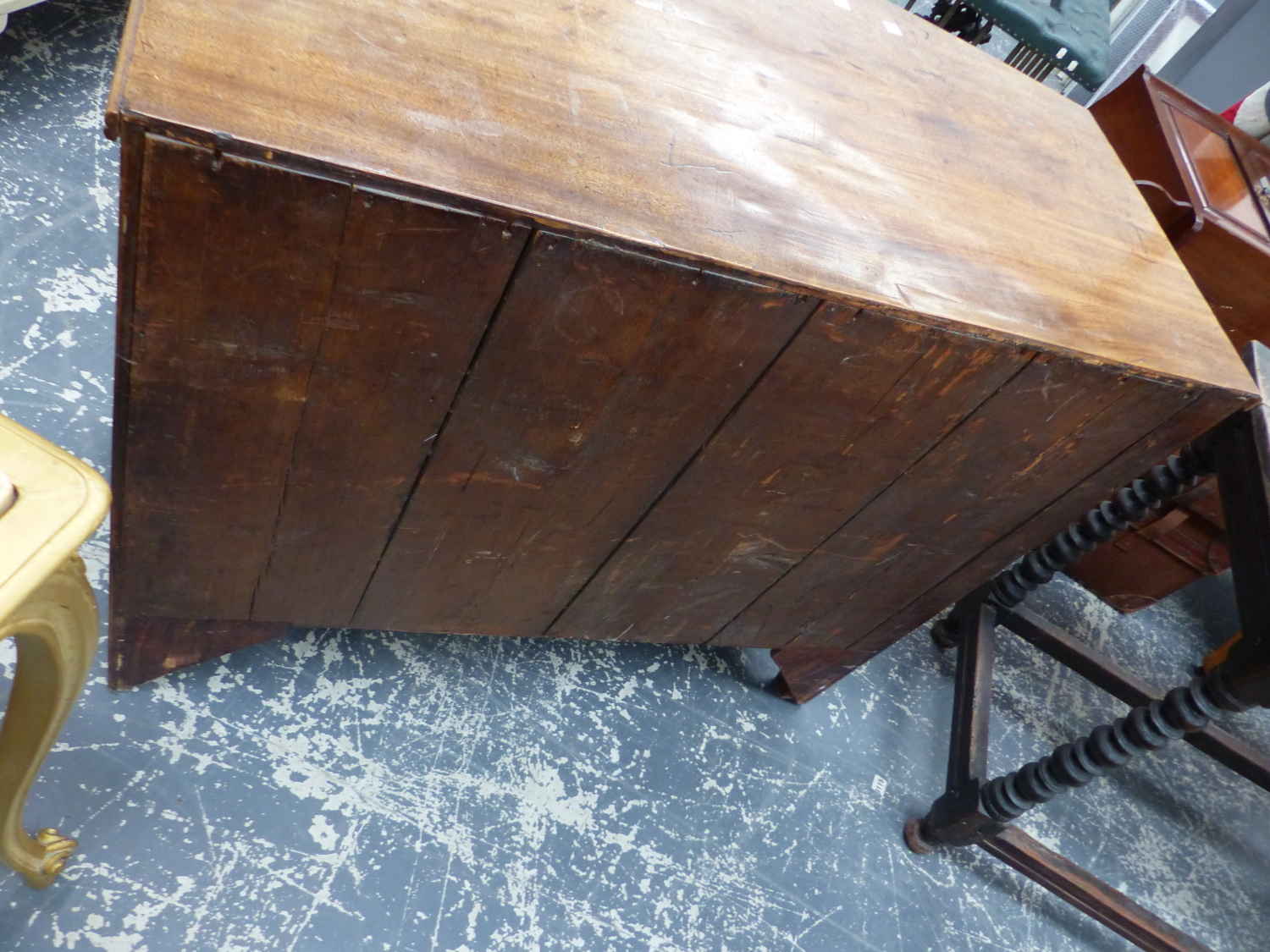 AN EARLY 19TH CENTURY MAHOGANY BOWFRONT FOUR DRAWER CHEST. - Image 5 of 13