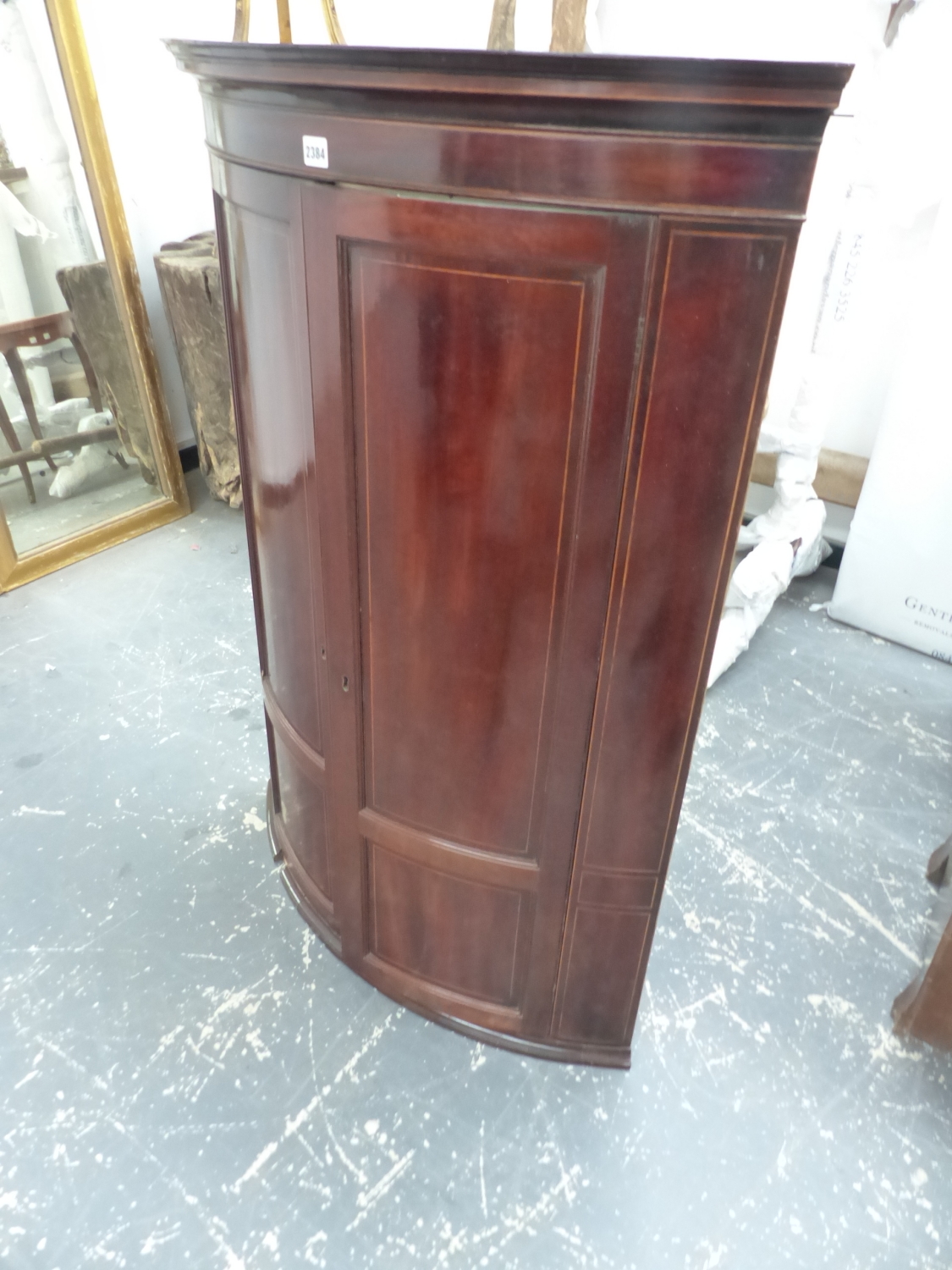 A MAHOGANY BOW FRONT CORNER CUPBOARD, THE TWO PANELS TO EACH DOOR WITH LINE INLAY. W 89 xD 55.5 x - Image 3 of 4