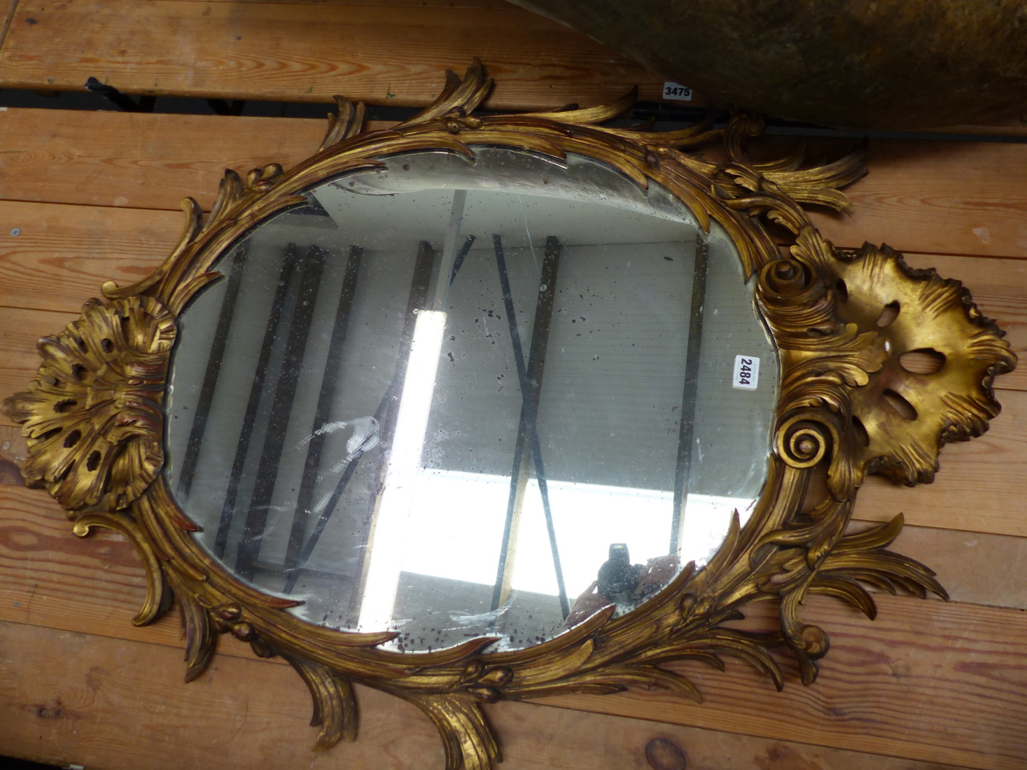 A CARVED GILTWOOD OVAL WALL MIRROR IN THE GEORGIAN TASTE. - Image 7 of 17