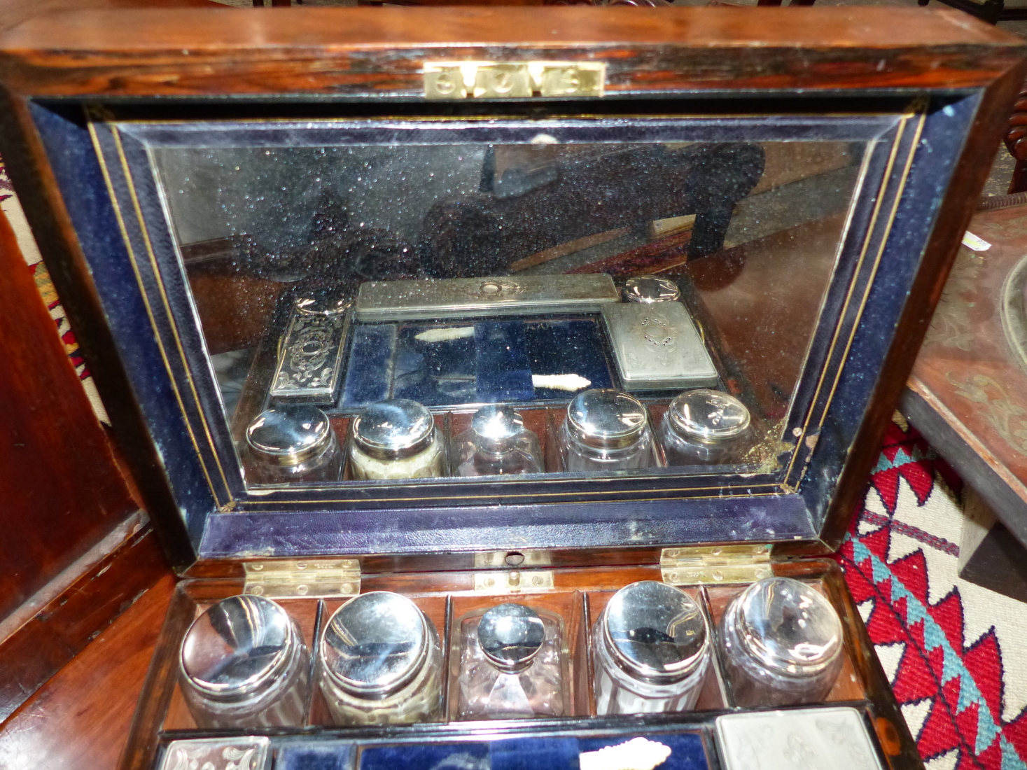 A WALNUT CASED SILVER ON COPPER FITTED DRESSING AND JEWELLERY BOX, A BLUE VELVET LINED LIFT OUT TRAY - Image 3 of 17