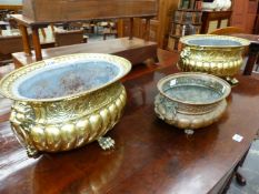 A PAIR OF CONTINENTAL ANTIQUE BRASS PLANTERS, EACH WITH OVAL RIMS ABOVE LION MASK AND RING
