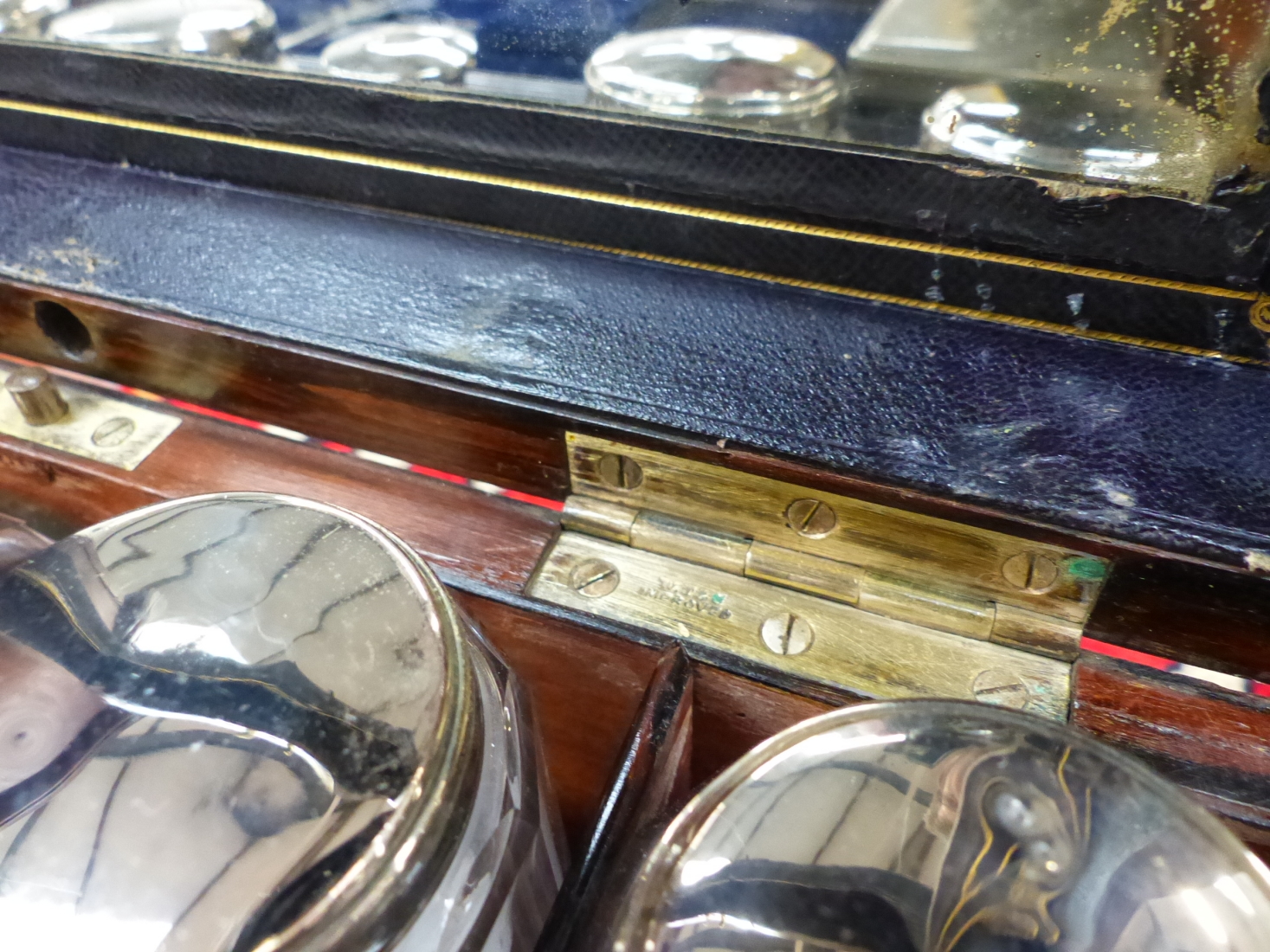 A WALNUT CASED SILVER ON COPPER FITTED DRESSING AND JEWELLERY BOX, A BLUE VELVET LINED LIFT OUT TRAY - Image 7 of 17