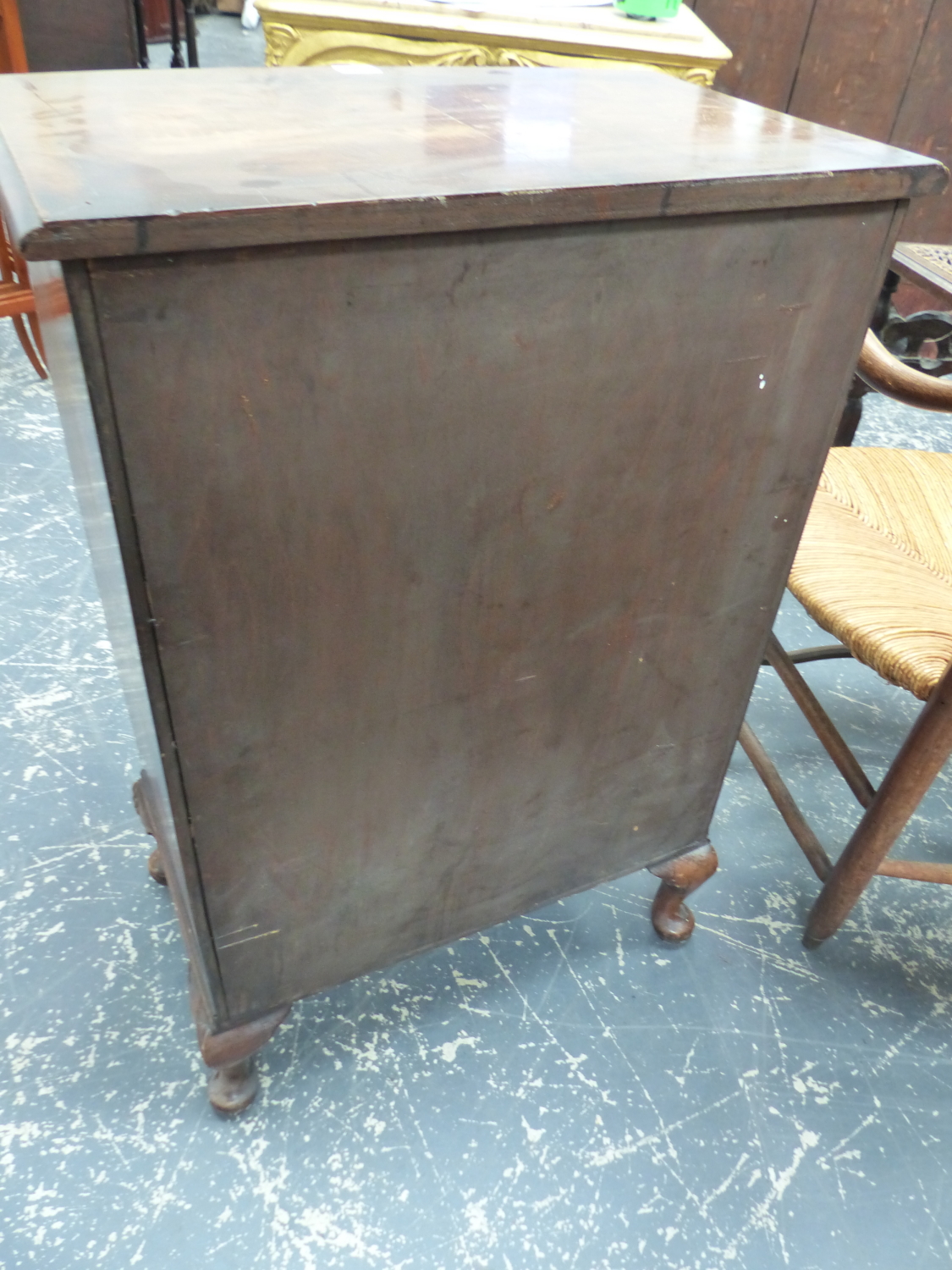 A SMALL GEORGIAN STYLE BOW FRONT FOUR DRAWER CHEST ON SHORT CABRIOLE LEGS. W.52 x D.35 x H.77cms. - Image 4 of 6