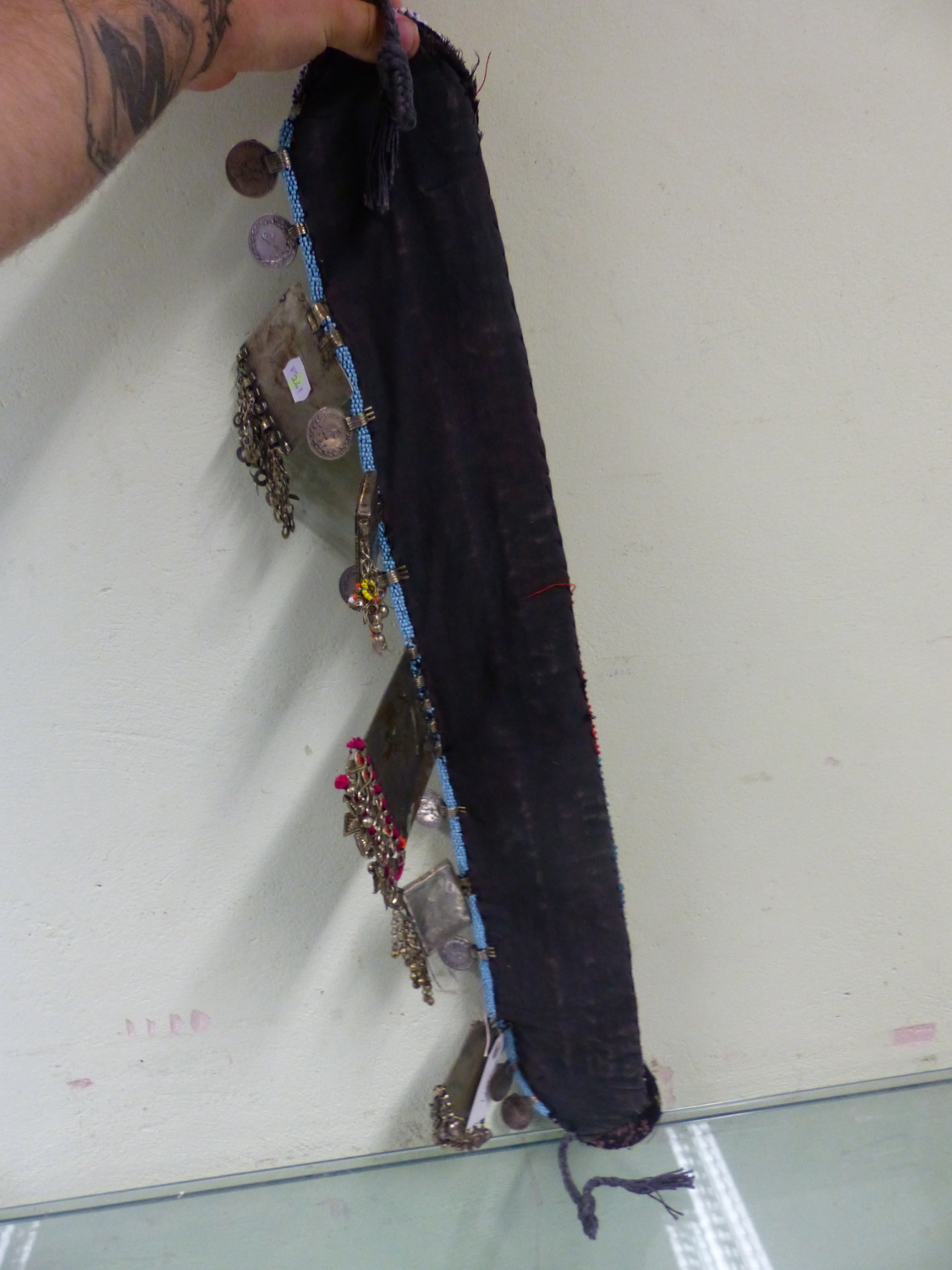 AN ISLAMIC BEADED TEXTILE BELT SEWN WITH 1990S TURKISH COINS AND HUNG WITH COLOURED PASTE MOUNTED - Image 7 of 7