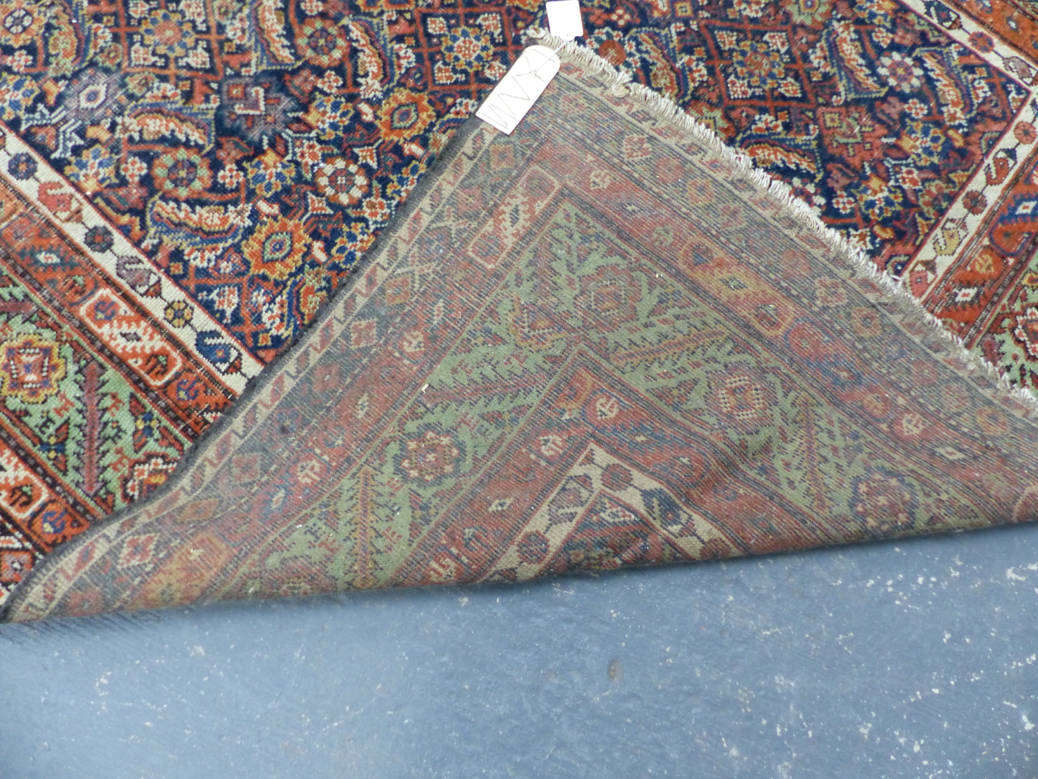 AN ANTIQUE PERSIAN FEREGHAN RUG. 284 x 142cms. - Image 5 of 5