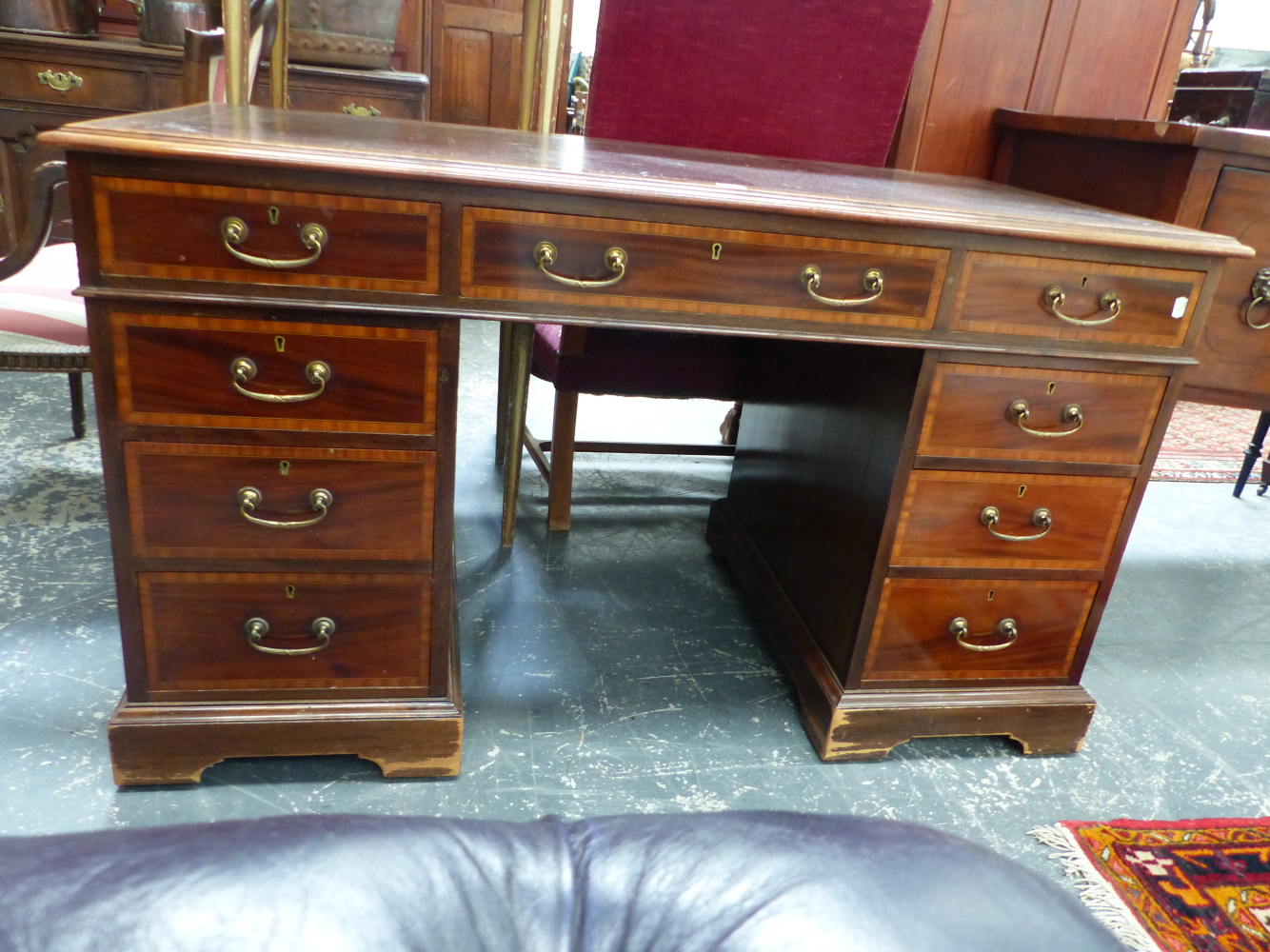 AN EDWARDIAN MAHOGANY PEDESTAL DESK, THE TOP LEATHER INSET ABOVE THREE DRAWERS WITH SATIN WOOD - Image 2 of 7