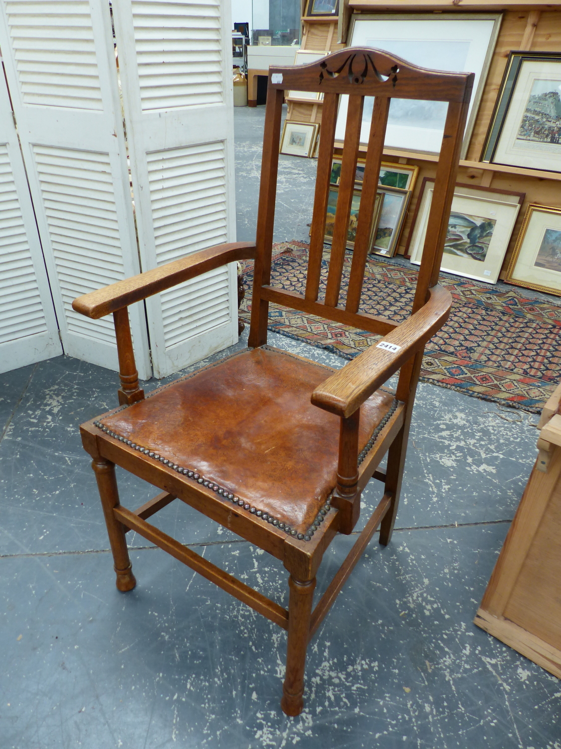 A SET OF SIX EARLY 20th.C.OAK DINING CHAIRS, INCLUDING TWO ARMCHAIRS WITH LEATHER SEAT PADS (6).