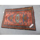 AN ANTIQUE PERSIAN HAMADAN RUG. 140 x 92cms.