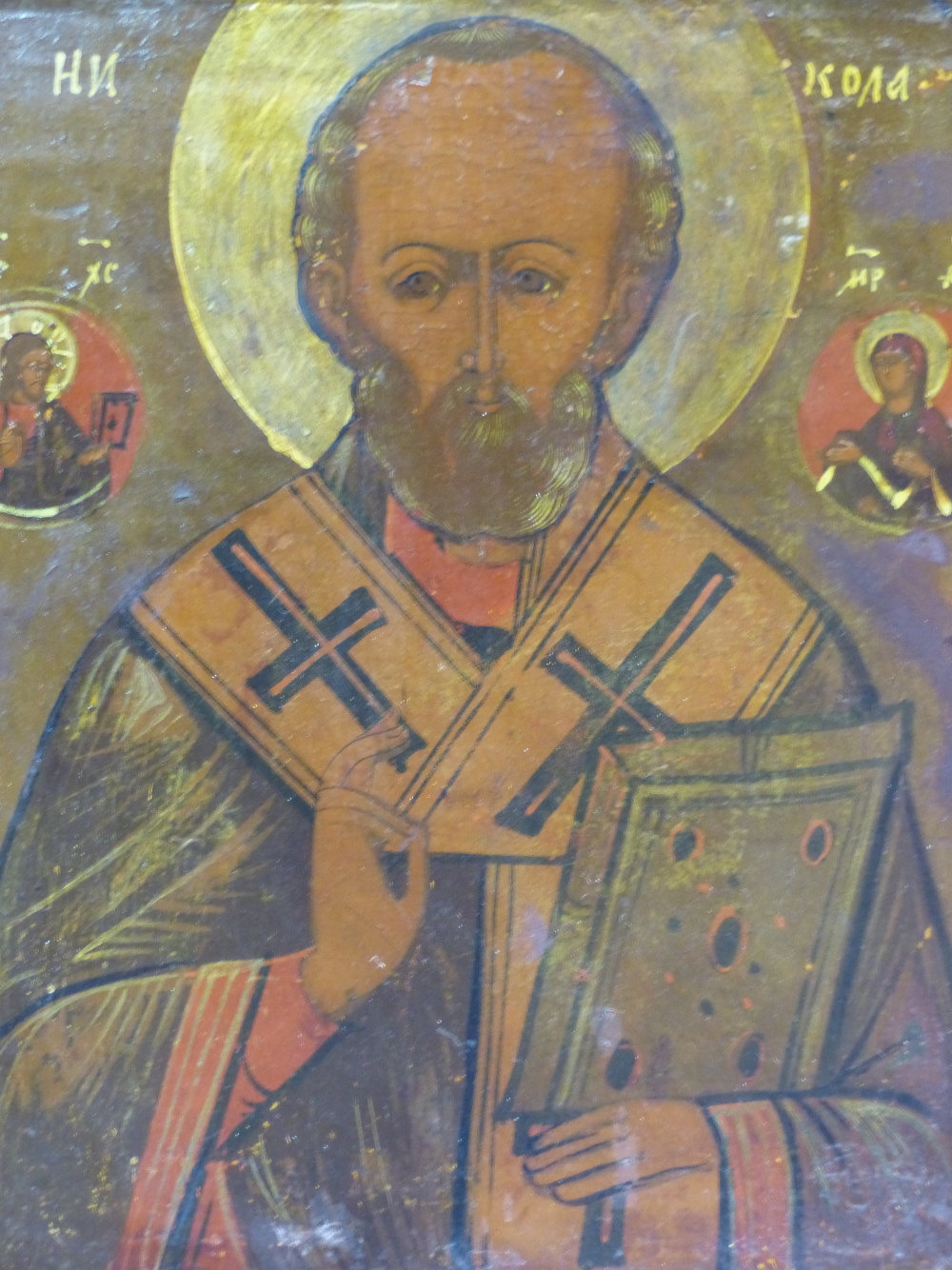 A RUSSIAN ICON PAINTED WITH ST NICHOLAS HOLDING A HOLY BOOK, ROUNDELS OF ST MARY AND JESUS ABOVE HIS - Image 3 of 9