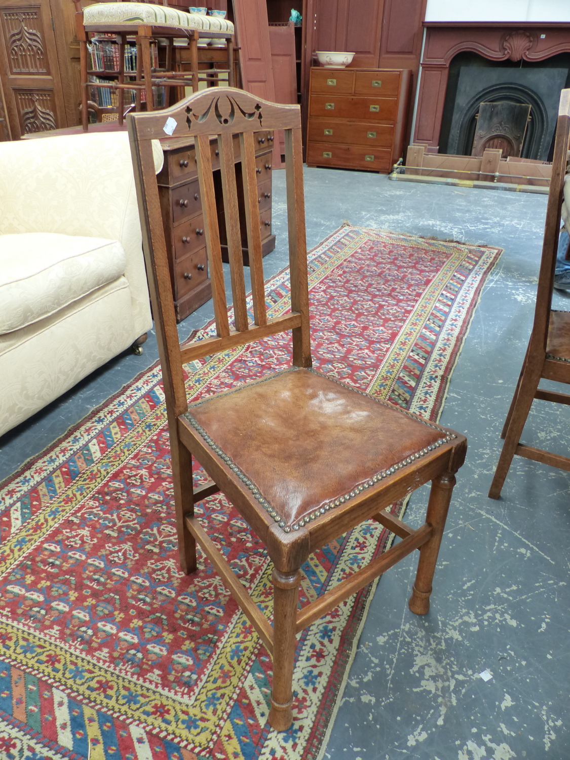 A SET OF SIX EARLY 20th.C.OAK DINING CHAIRS, INCLUDING TWO ARMCHAIRS WITH LEATHER SEAT PADS (6). - Image 4 of 8