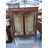 AN EDWARDIAN INLAID MAHOGANY DISPLAY CABINET. GLAZED DOORS, TAPERED LEGS, SPADE FEET. H. 157 x W.