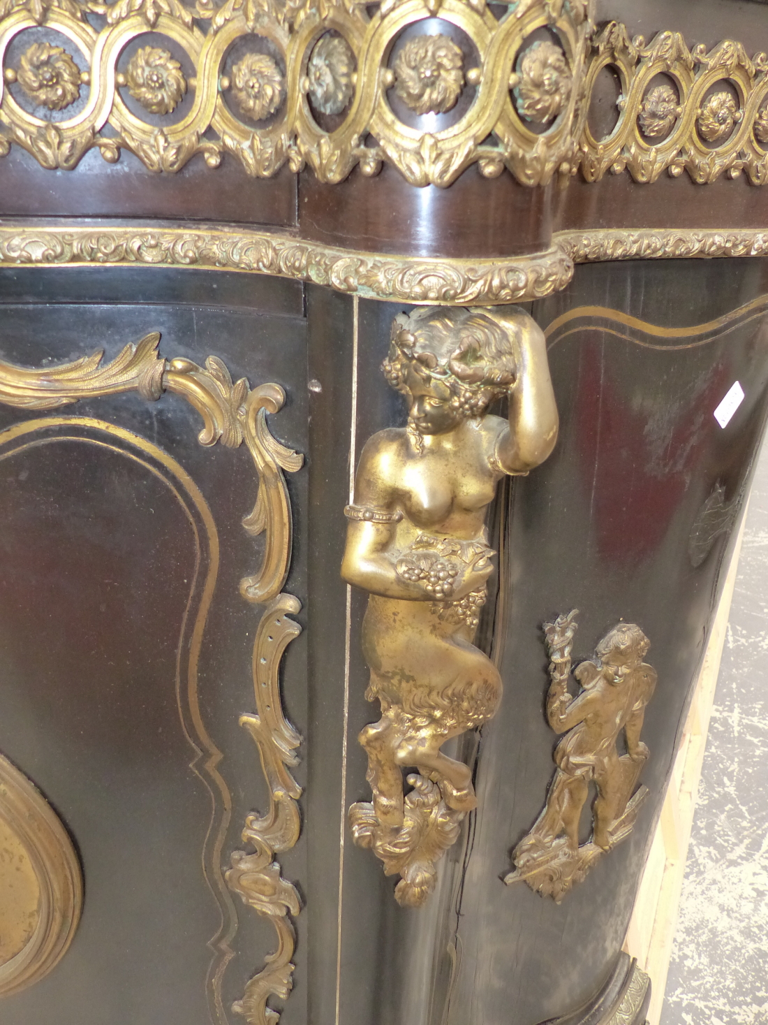 A FRENCH 19th.C.EBONISED ORMOLU MOUNTED MARBLE TOP CABINET, SERPENTINE FORM WITH FIGURAL MOUNTS - Image 8 of 15