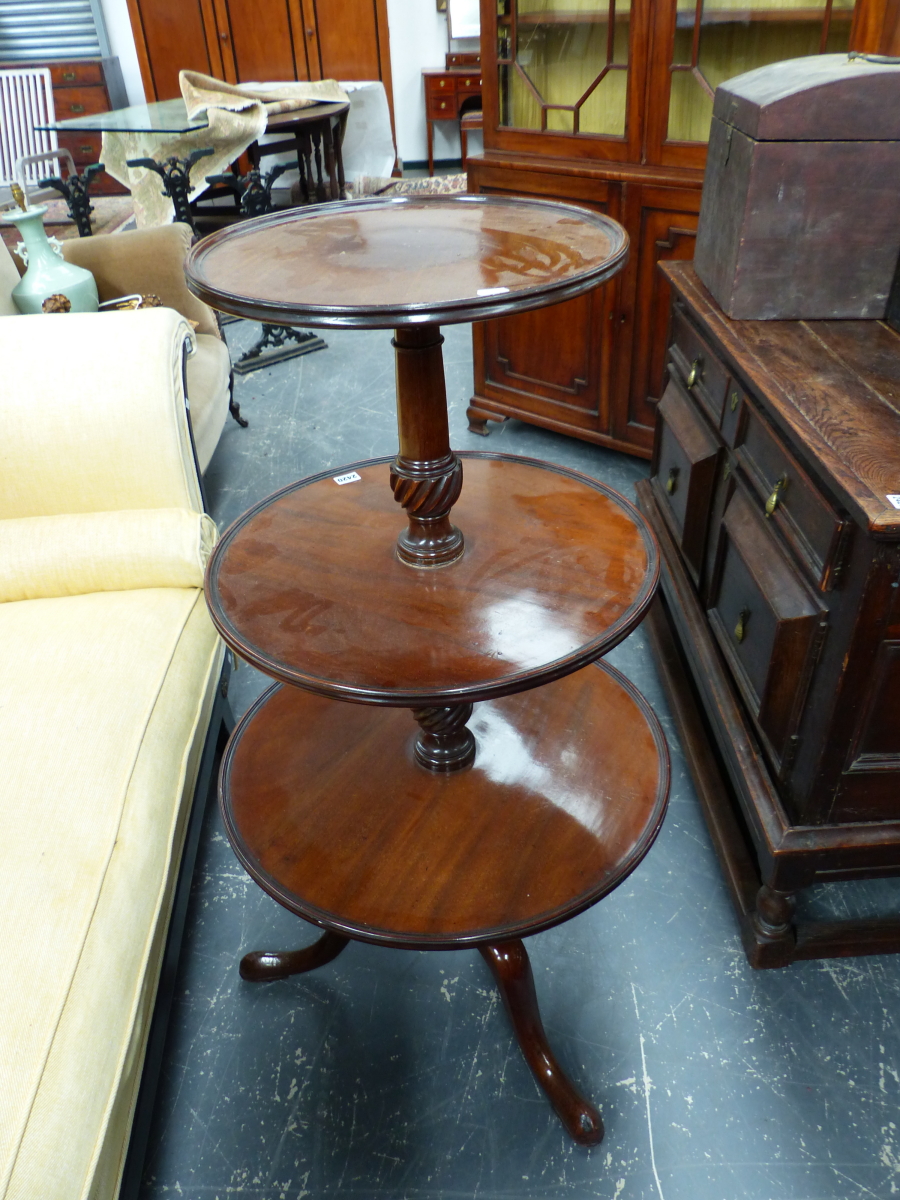 A GEORGIAN MAHOGANY THREE TIER DUMB WAITER ON TRIPOD LEGS. Dia.61 x H.112cms. - Image 6 of 12