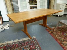 A GOOD QUALITY OAK BESPOKE DINING TABLE IN THE COTSWOLD STYLE, RECTANGULAR TOP, TRESTLE SUPPORTS. H.