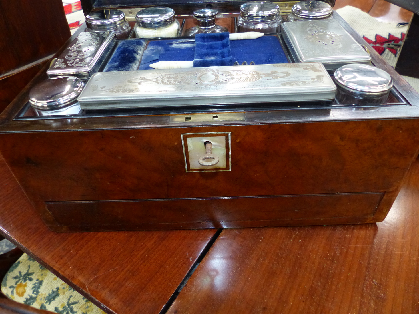 A WALNUT CASED SILVER ON COPPER FITTED DRESSING AND JEWELLERY BOX, A BLUE VELVET LINED LIFT OUT TRAY - Image 4 of 17