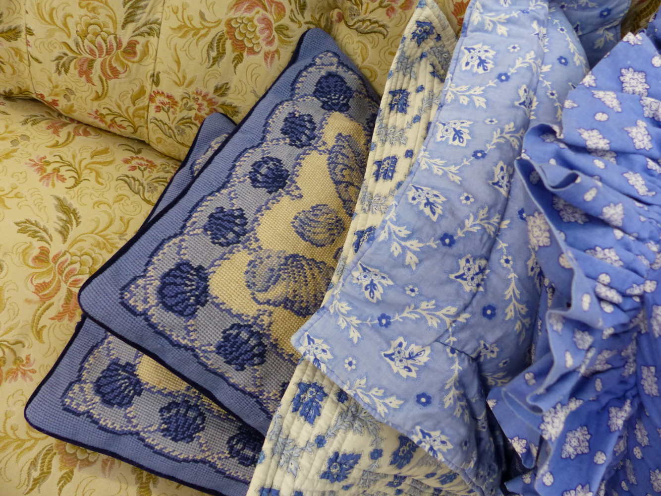 A COLLECTION OF VARIOUS BED AND FURNITURE COVERS, TOGETHER WITH ASSORTED CUSHIONS. - Image 2 of 6