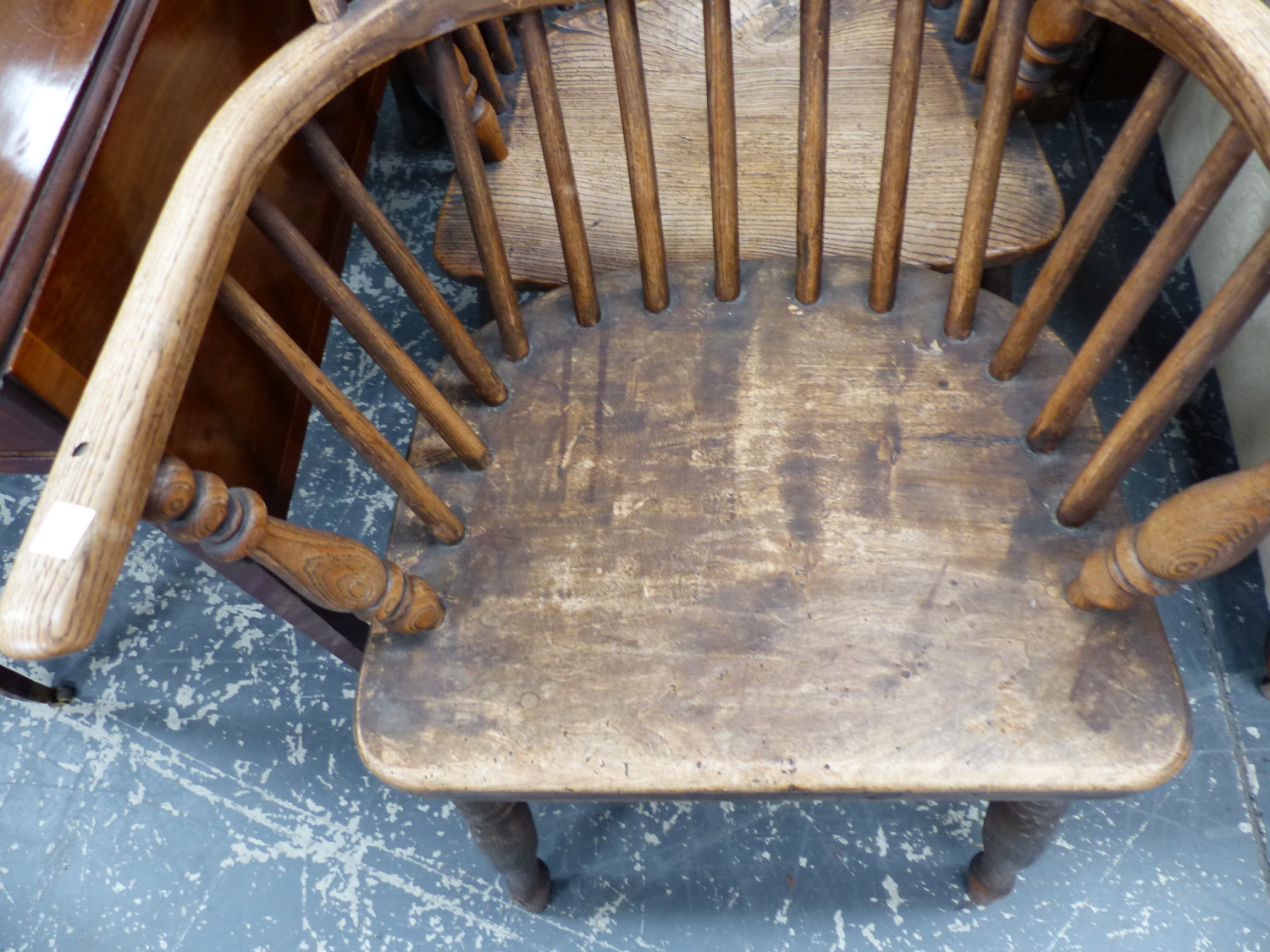 TWO OAK AND ELM WINDSOR CHAIRS WITH ROUND ARCH HOOPS SUPPORTING THE STICK BACKS AND FORMING THE ARMS - Image 3 of 8