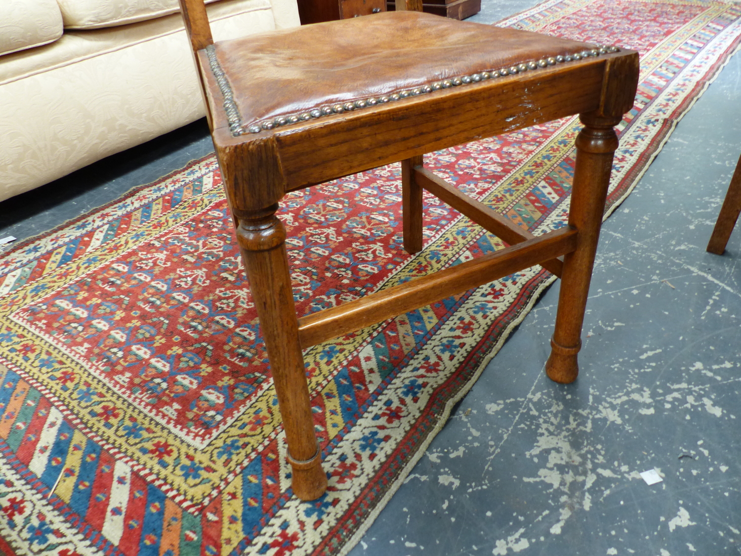 A SET OF SIX EARLY 20th.C.OAK DINING CHAIRS, INCLUDING TWO ARMCHAIRS WITH LEATHER SEAT PADS (6). - Image 6 of 8