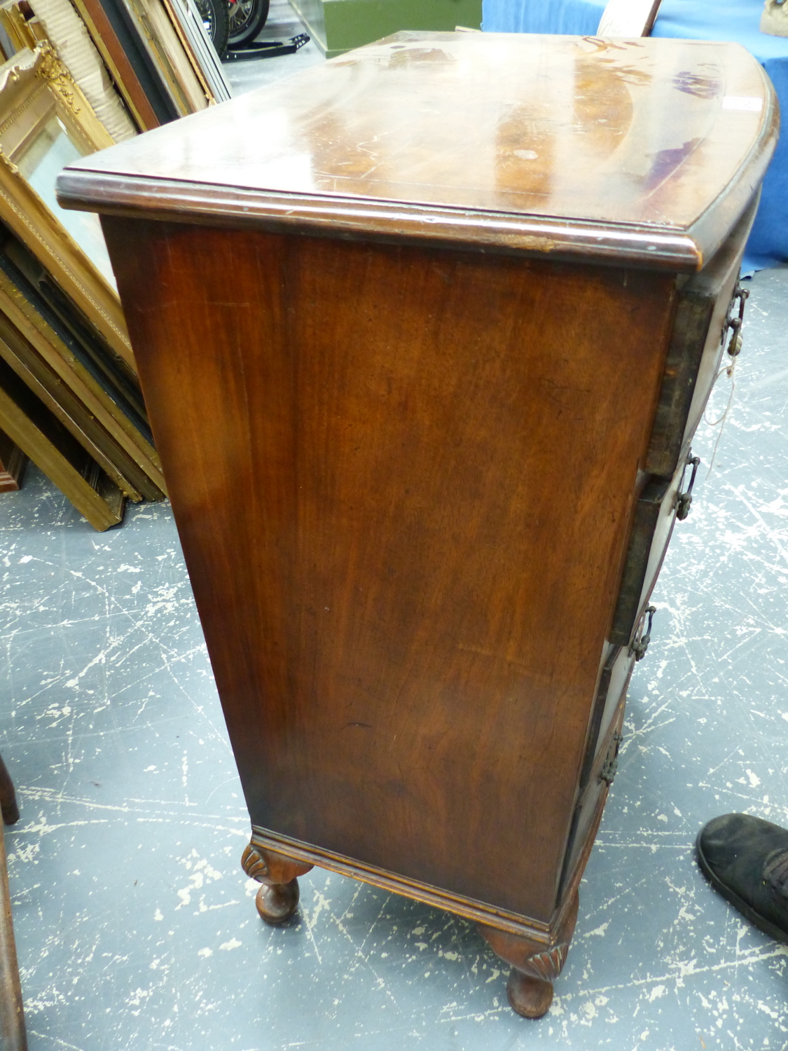 A SMALL GEORGIAN STYLE BOW FRONT FOUR DRAWER CHEST ON SHORT CABRIOLE LEGS. W.52 x D.35 x H.77cms. - Image 5 of 6