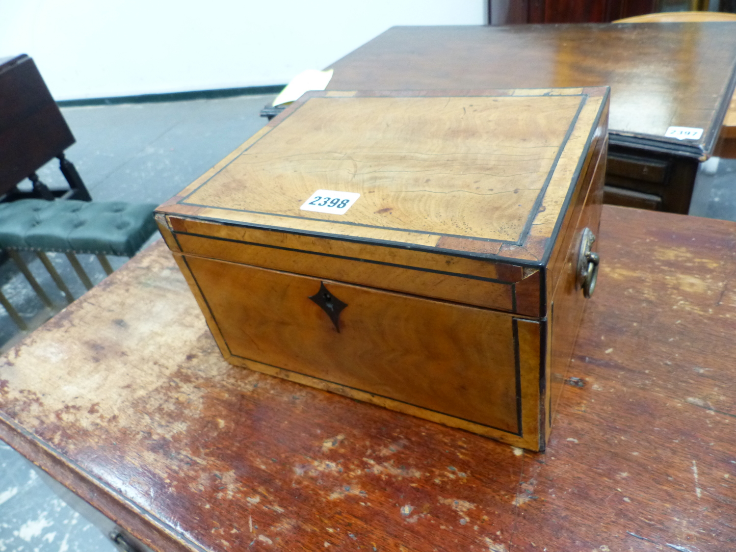 A GEORGIAN INLAID WORK BOX WITH FITTED INTERIOR AND BRASS RING HANDLES 26 CM WIDE.