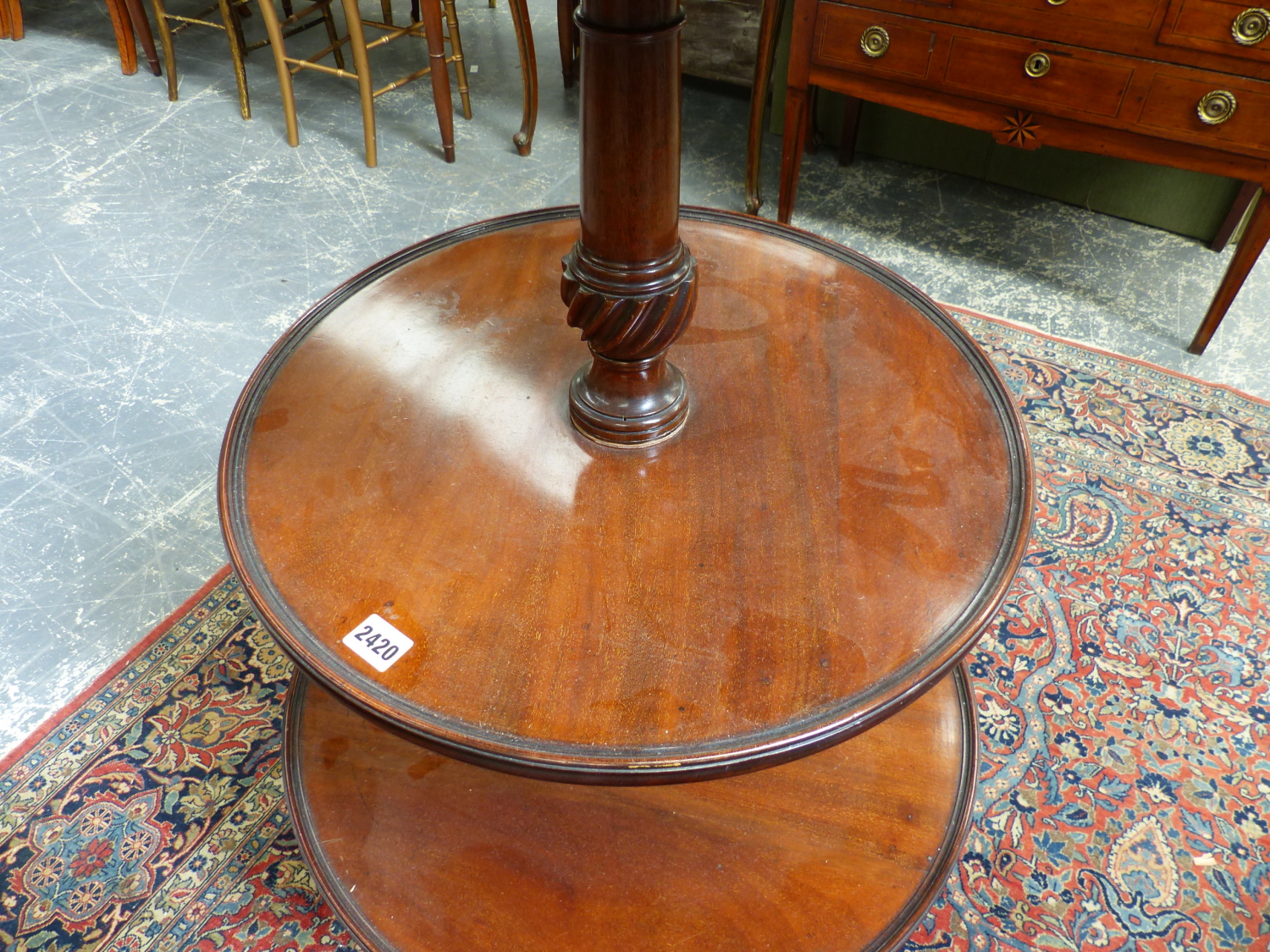 A GEORGIAN MAHOGANY THREE TIER DUMB WAITER ON TRIPOD LEGS. Dia.61 x H.112cms. - Image 3 of 12