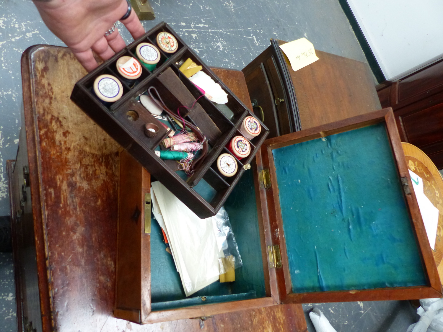 A GEORGIAN INLAID WORK BOX WITH FITTED INTERIOR AND BRASS RING HANDLES 26 CM WIDE. - Image 7 of 7