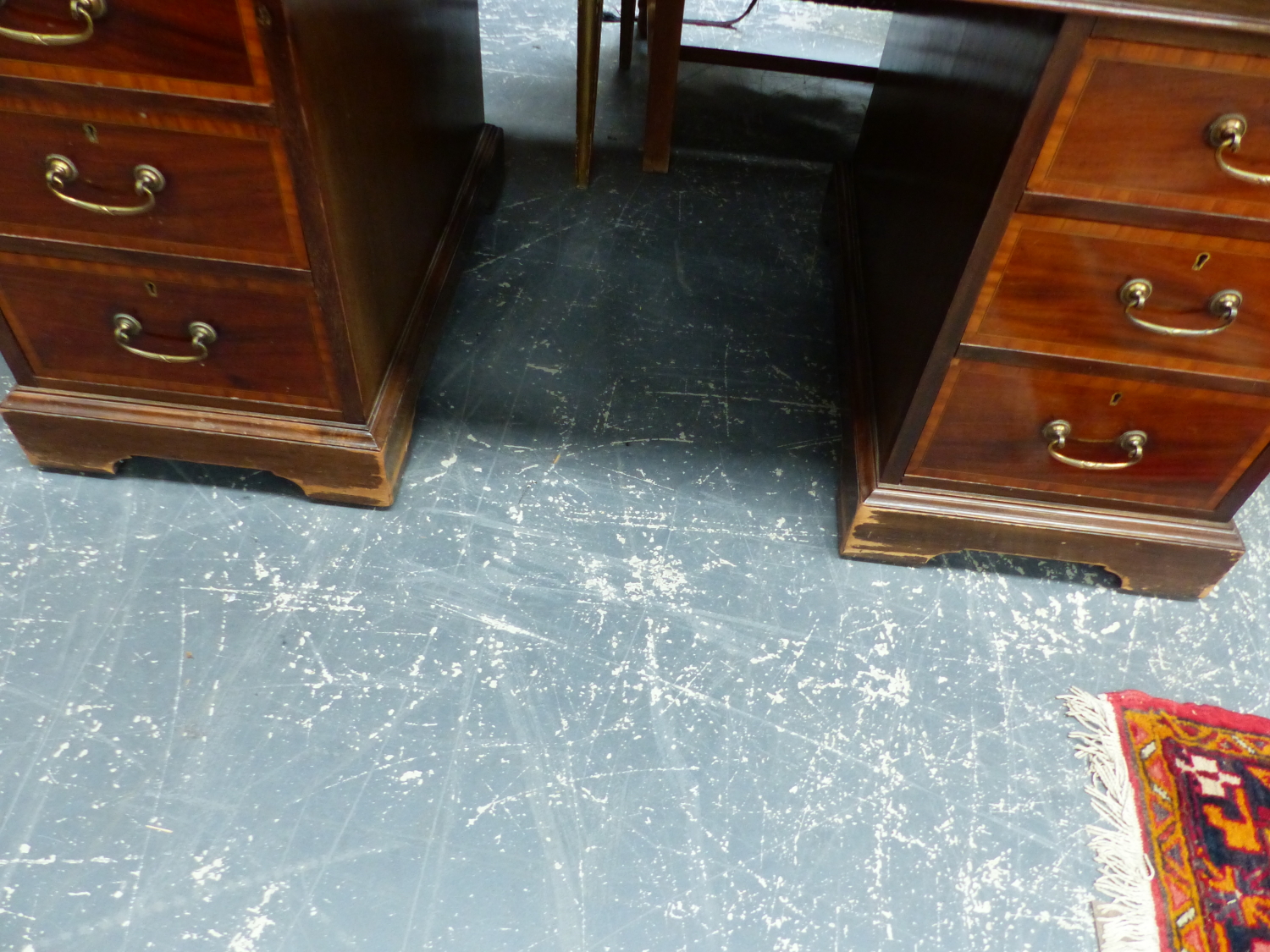 AN EDWARDIAN MAHOGANY PEDESTAL DESK, THE TOP LEATHER INSET ABOVE THREE DRAWERS WITH SATIN WOOD - Image 6 of 7