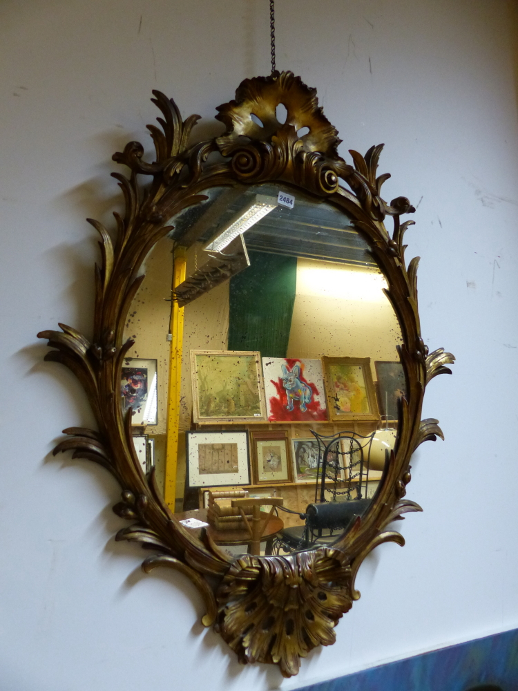 A CARVED GILTWOOD OVAL WALL MIRROR IN THE GEORGIAN TASTE. - Image 15 of 17