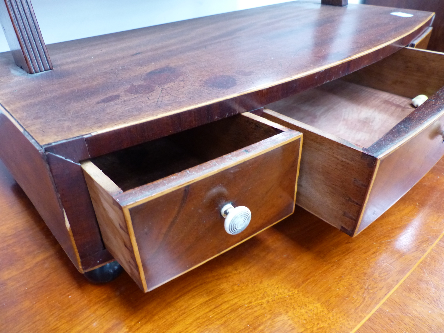 A LATE GEORGIAN INLAID MAHOGANY BOWFRONT DRESSING TABLE MIRROR WITH THREE DRAWERS. W 49.5cms. - Image 5 of 5