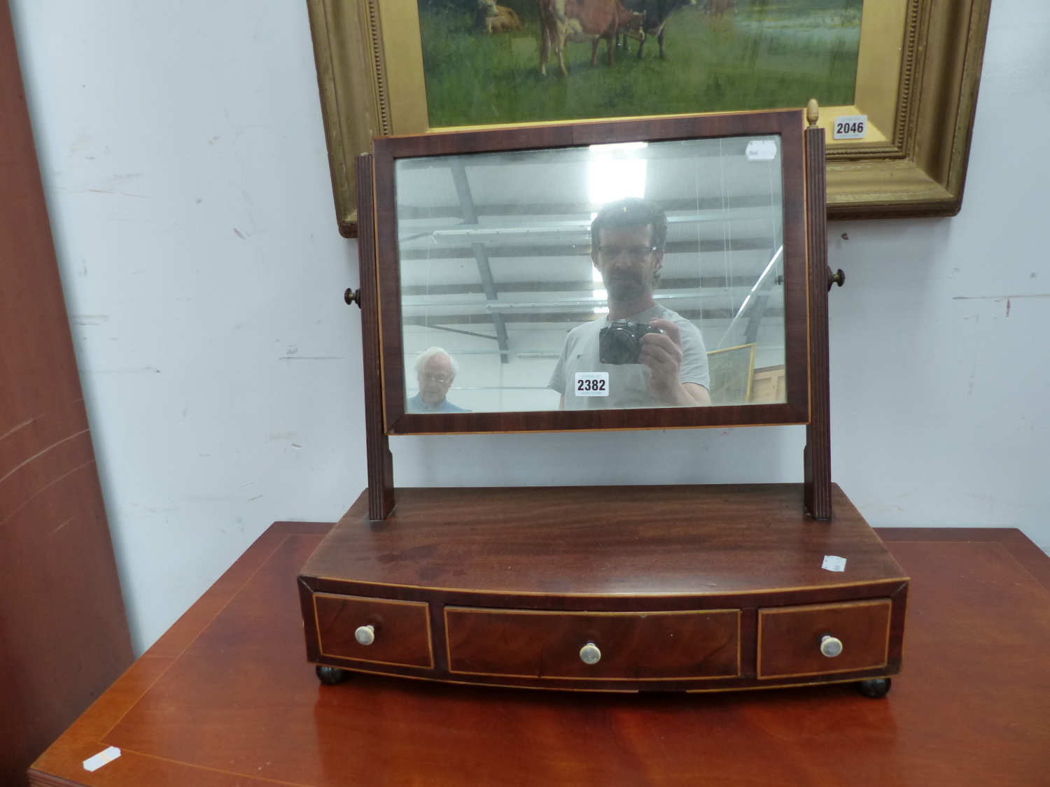 A LATE GEORGIAN INLAID MAHOGANY BOWFRONT DRESSING TABLE MIRROR WITH THREE DRAWERS. W 49.5cms. - Image 2 of 5