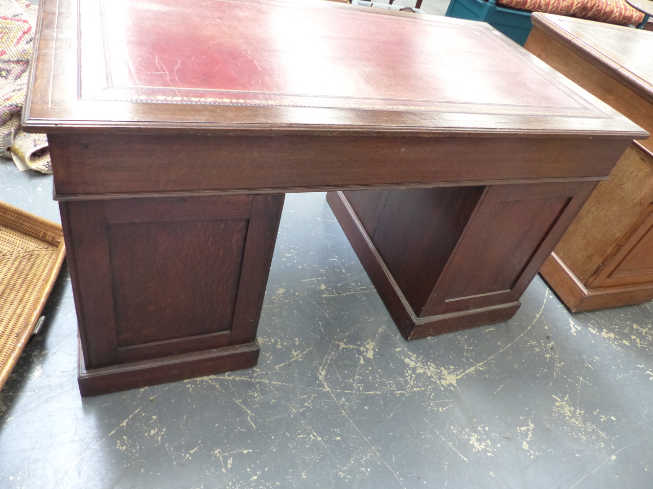 A VICTORIAN OAK TWIN PEDESTAL DESK WITH LEATHER INSET TOP. W.138 x D.75cms. - Image 5 of 10