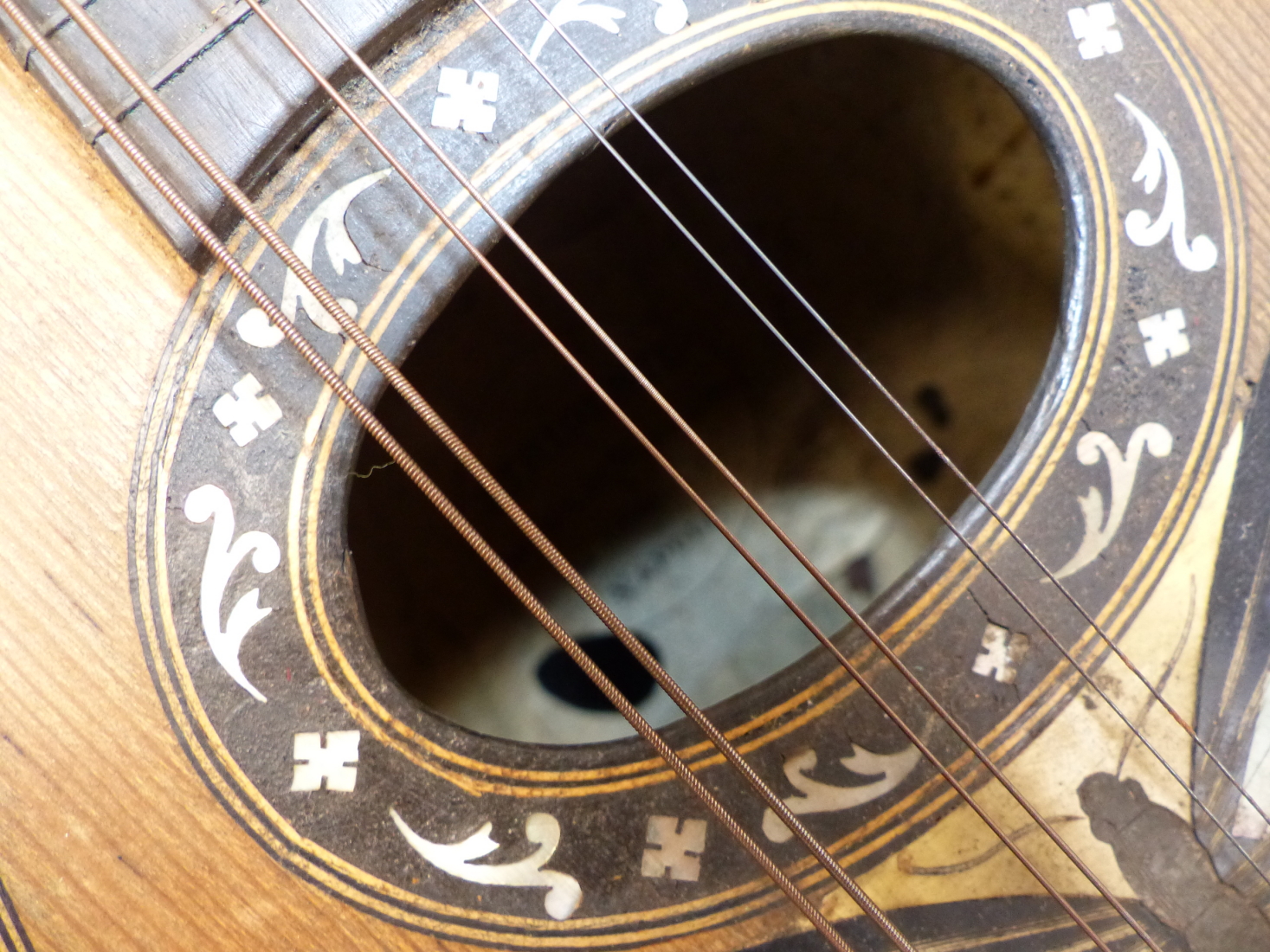 A LEATHERETTE CASED STRIDENTE OF NAPOLI MANDOLIN, THE SOUNDBOARD INLAID WITH A BUTTERFLY . - Image 10 of 11