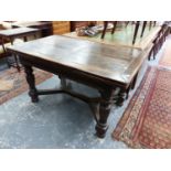 A 17th.C.STYLE OAK DRAW LEAF REFECTORY DINING TABLE ON TURNED SUPPORTS WITH WIDE FORM STRETCHER. L.
