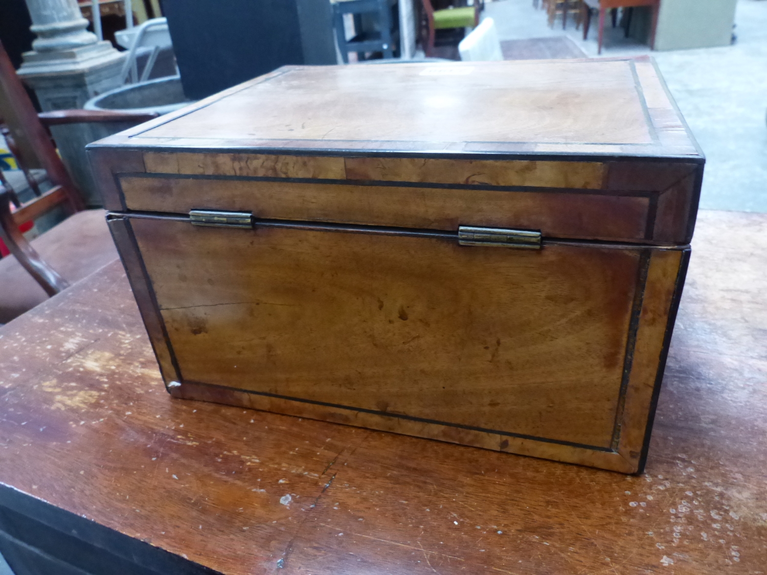 A GEORGIAN INLAID WORK BOX WITH FITTED INTERIOR AND BRASS RING HANDLES 26 CM WIDE. - Image 6 of 7
