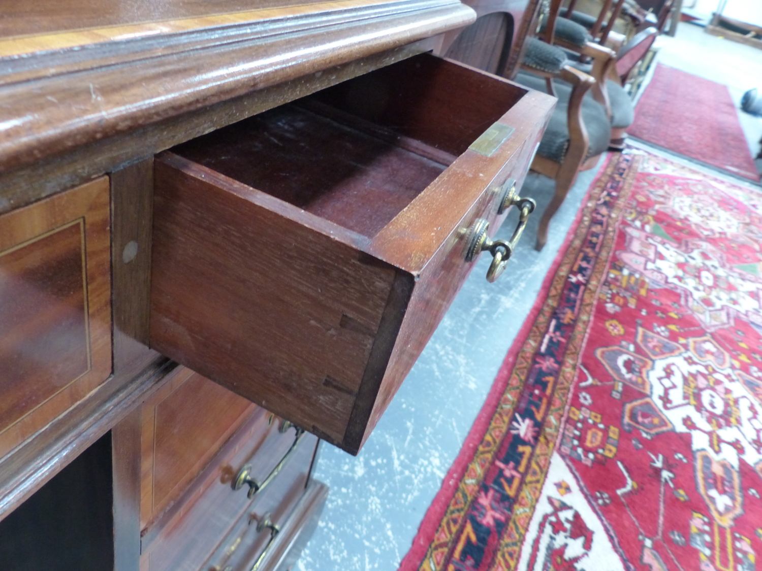 AN EDWARDIAN MAHOGANY PEDESTAL DESK, THE TOP LEATHER INSET ABOVE THREE DRAWERS WITH SATIN WOOD - Image 7 of 7