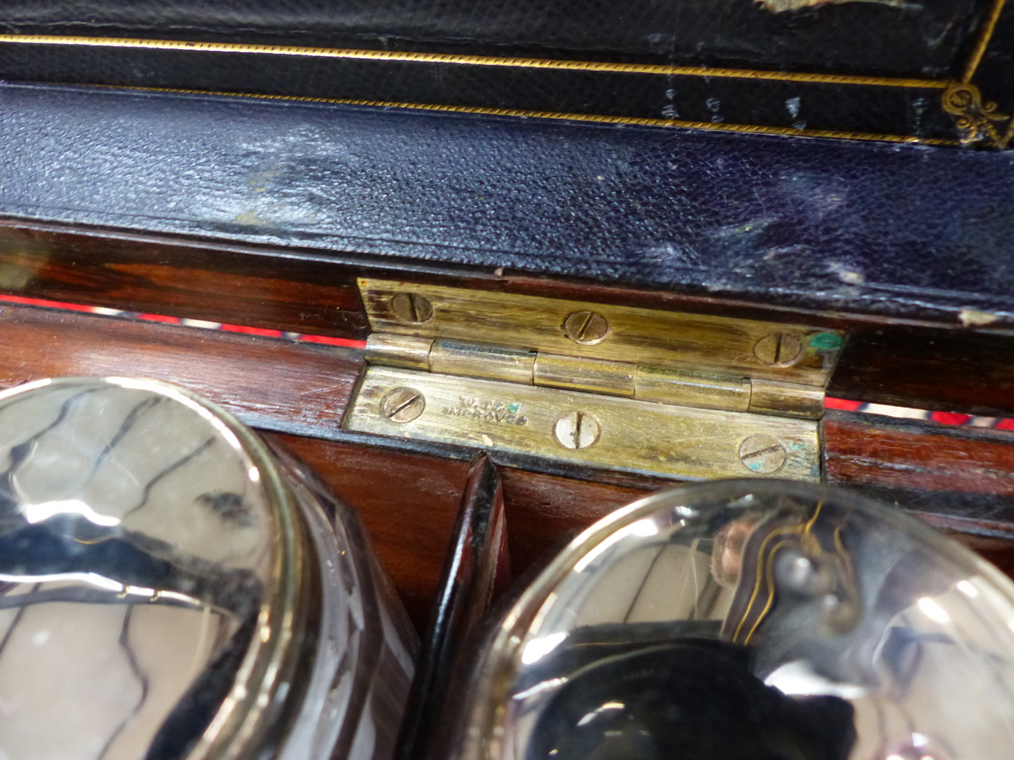 A WALNUT CASED SILVER ON COPPER FITTED DRESSING AND JEWELLERY BOX, A BLUE VELVET LINED LIFT OUT TRAY - Image 8 of 17