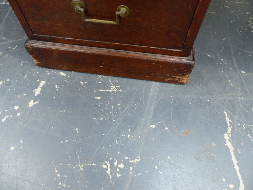 A VICTORIAN OAK TWIN PEDESTAL DESK WITH LEATHER INSET TOP. W.138 x D.75cms. - Image 7 of 10