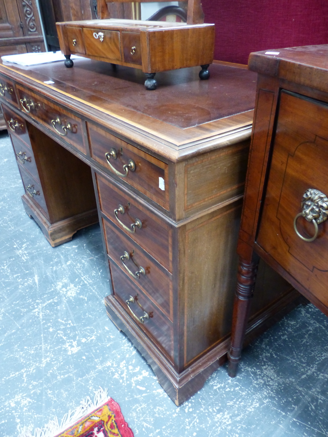 AN EDWARDIAN MAHOGANY PEDESTAL DESK, THE TOP LEATHER INSET ABOVE THREE DRAWERS WITH SATIN WOOD - Image 5 of 7