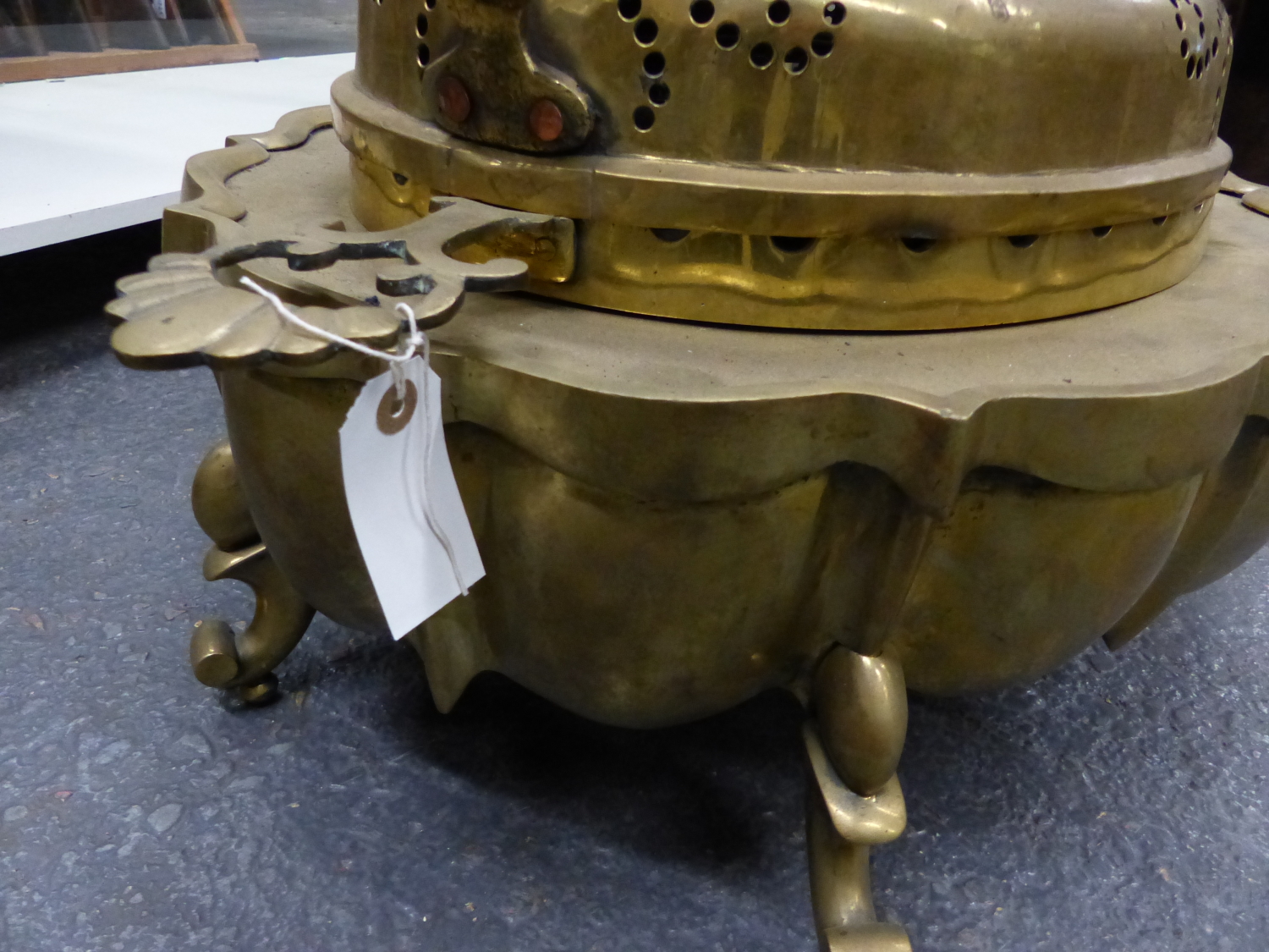 A PERSIAN HEAVY CAST AND PIERCED BRASS BRAZIER WITH DOME COVER, OVAL LOBED FORM WITH SCROLL FEET. H. - Image 4 of 6