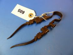 AN EARLY WROUGHT IRON EMBER TONG WITH STYLISED DRAGON HEAD DECORATION. 14CM LONG
