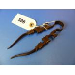 AN EARLY WROUGHT IRON EMBER TONG WITH STYLISED DRAGON HEAD DECORATION. 14CM LONG