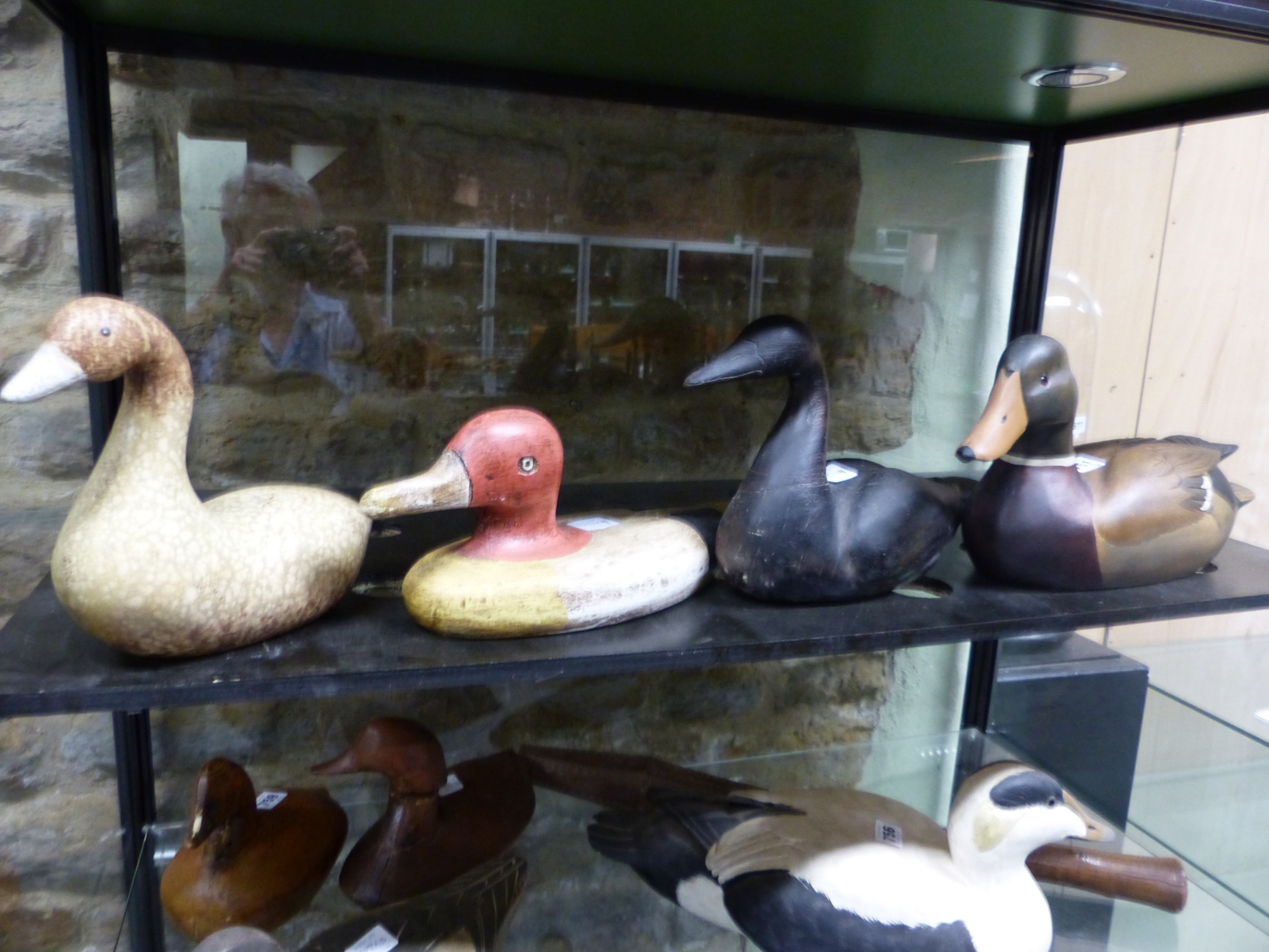 THREE CARVED AND PAINTED DUCK DECOYS, LENGTH OF LARGEST 39cms, TOGETHER WITH A CERAMIC EXAMPLE. - Image 20 of 25