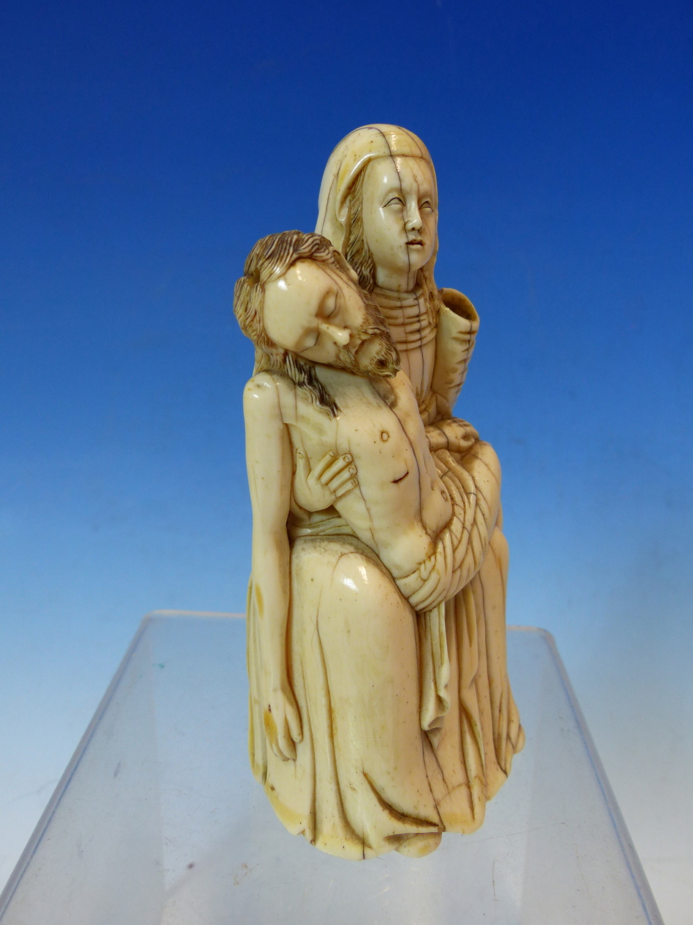 AN 18TH CENTURY CARVED IVORY FIGURE GROUP OF THE VIRGIN HOLDING THE DEAD CHRIST. PROBABLY GERMAN. 12 - Image 8 of 13
