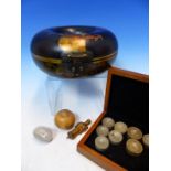 AN ORIENTAL LACQUER CIRCULAR LIDDED BOX, A POLISHED AGATE SNUFF BOTTLE, A FINELY CARVED AND