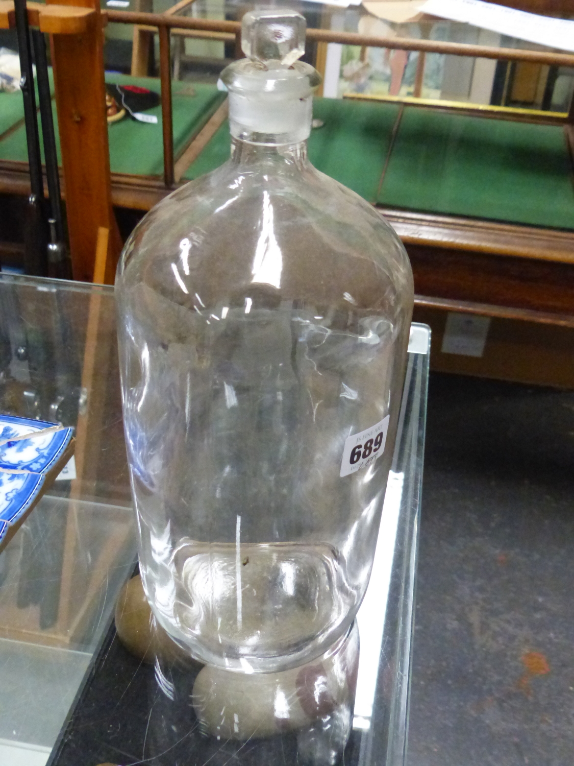 A LARGE COLLECTION OF VINTAGE APOTHECARY/CHEMISTS GLASSWARE, INCLUDING FLASKS, PIPETTES ETC.